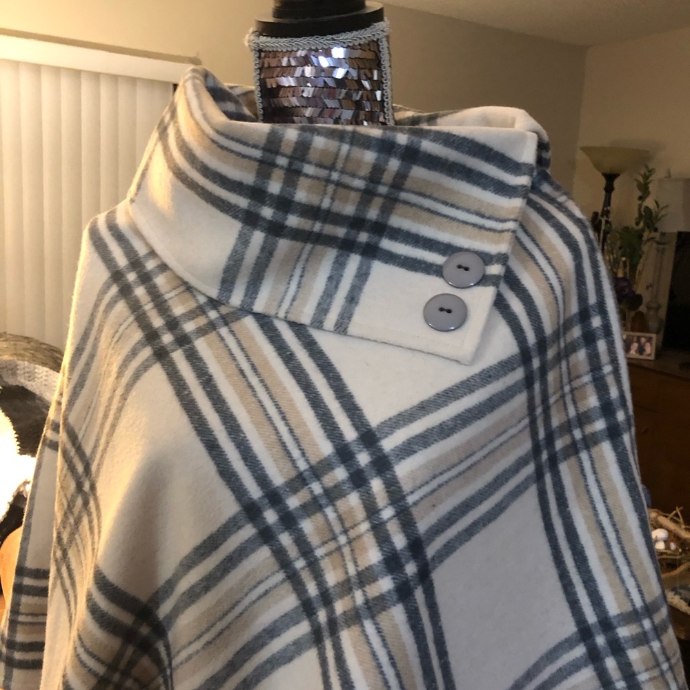 Chic Plaid Button-Up Poncho in Cream and Gray